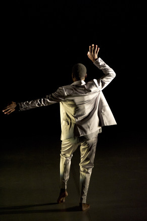 Spectacle: Exit / Exist , Chorégraphie et interprétation: Gregory Maqoma, Composition musicale: Simphiwe Dana, Costumes: David Tlala, Décor: Oliver Hauser, Lieu: Théâtre des Abbesses, Paris, le 20/03/2015