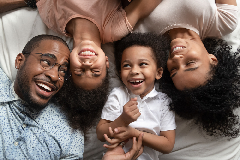 Family bonds. Фотография семьи. Семья и деньги картинки. American family names. Семейное консультирование.